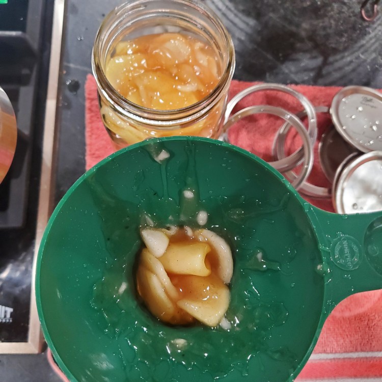 filling quart jars with apple pie filling