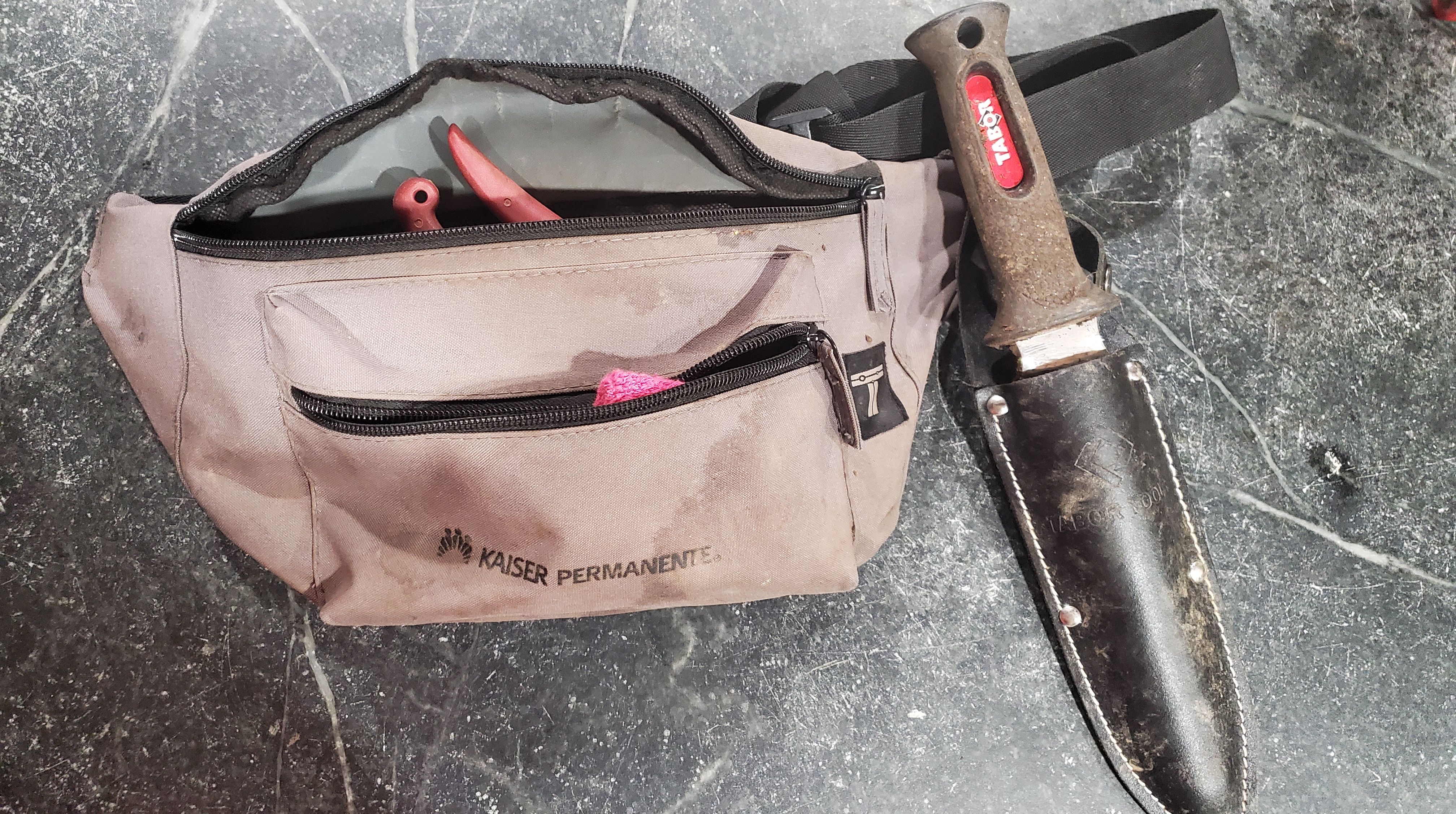 Gray garden toolbelt with hori hori knife